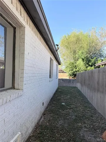 a view of a backyard with pathway