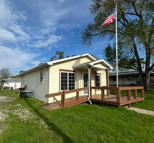 a view of a house with a backyard