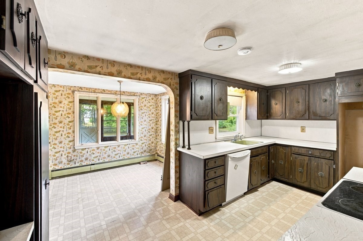 8 Charlesgate Road Walpole, MA 02081 - Photo 10 of 36 Gallery Image 10