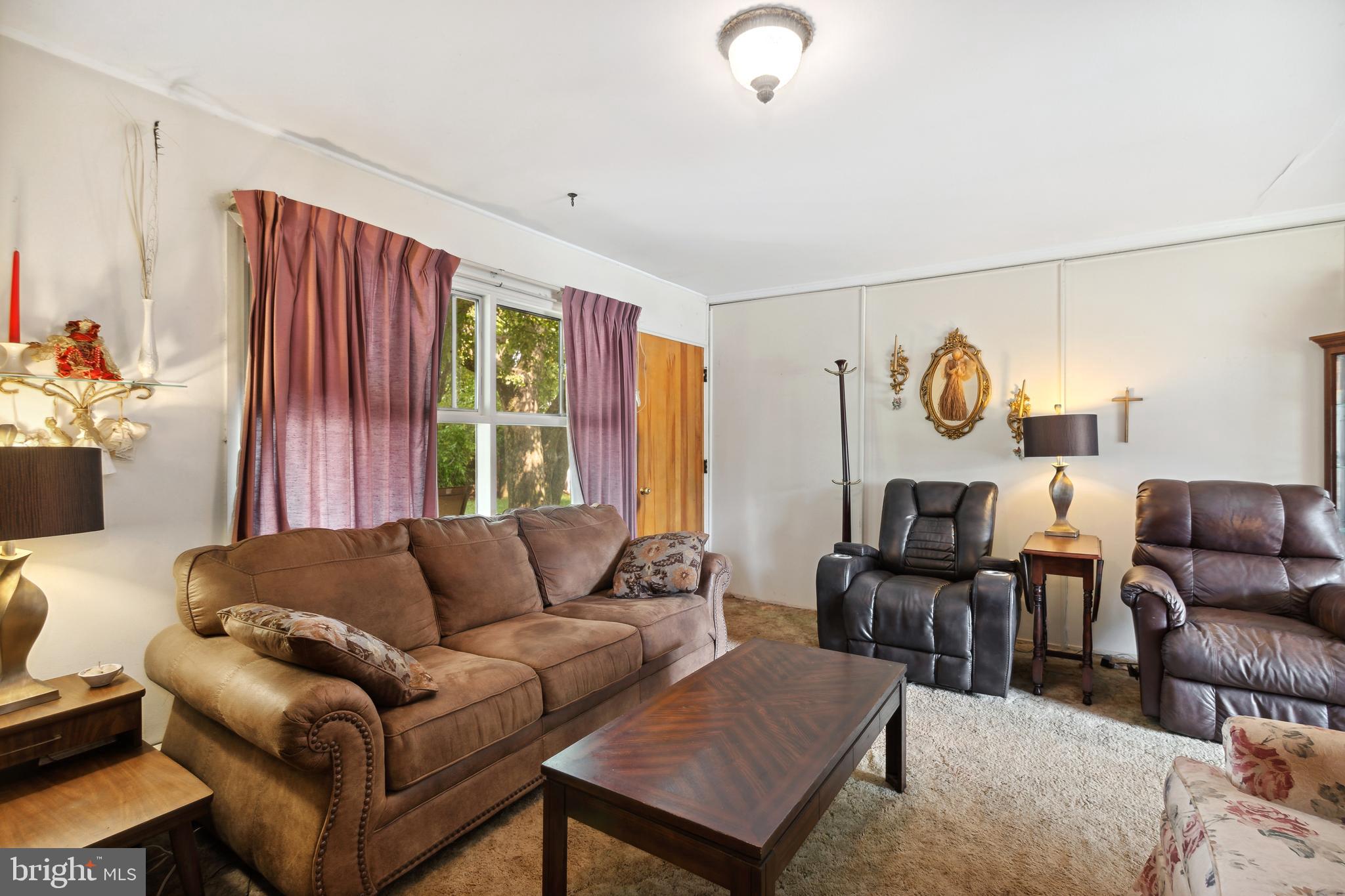 54 Lakeside Drive Levittown, PA 19054 - Photo 11 of 29 Living Room
