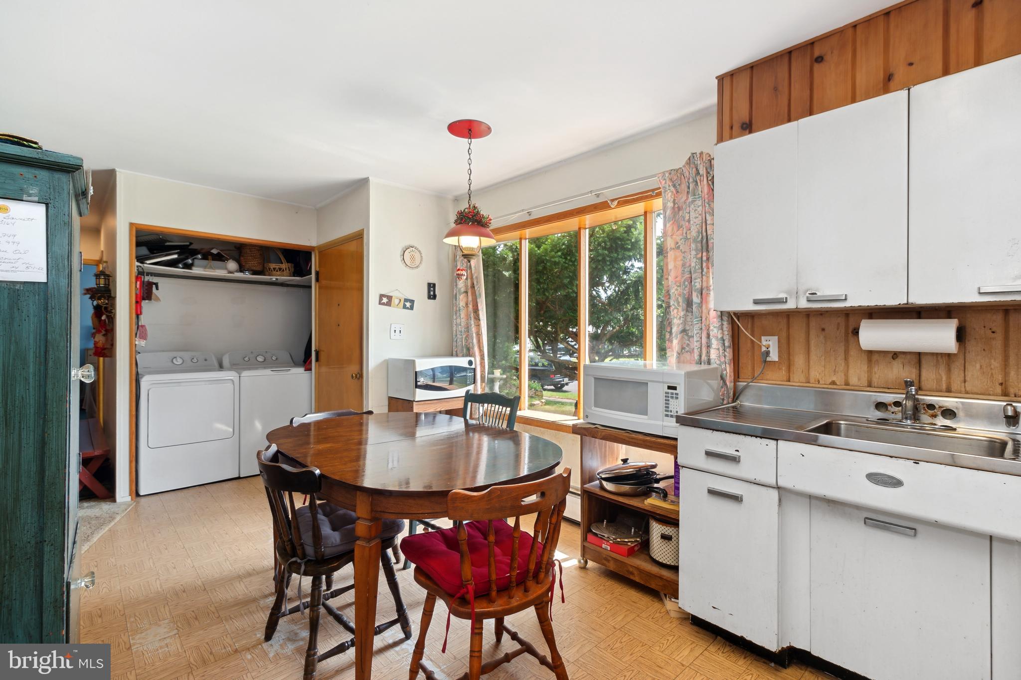 54 Lakeside Drive Levittown, PA 19054 - Photo 6 of 29 Kitchen and Dining