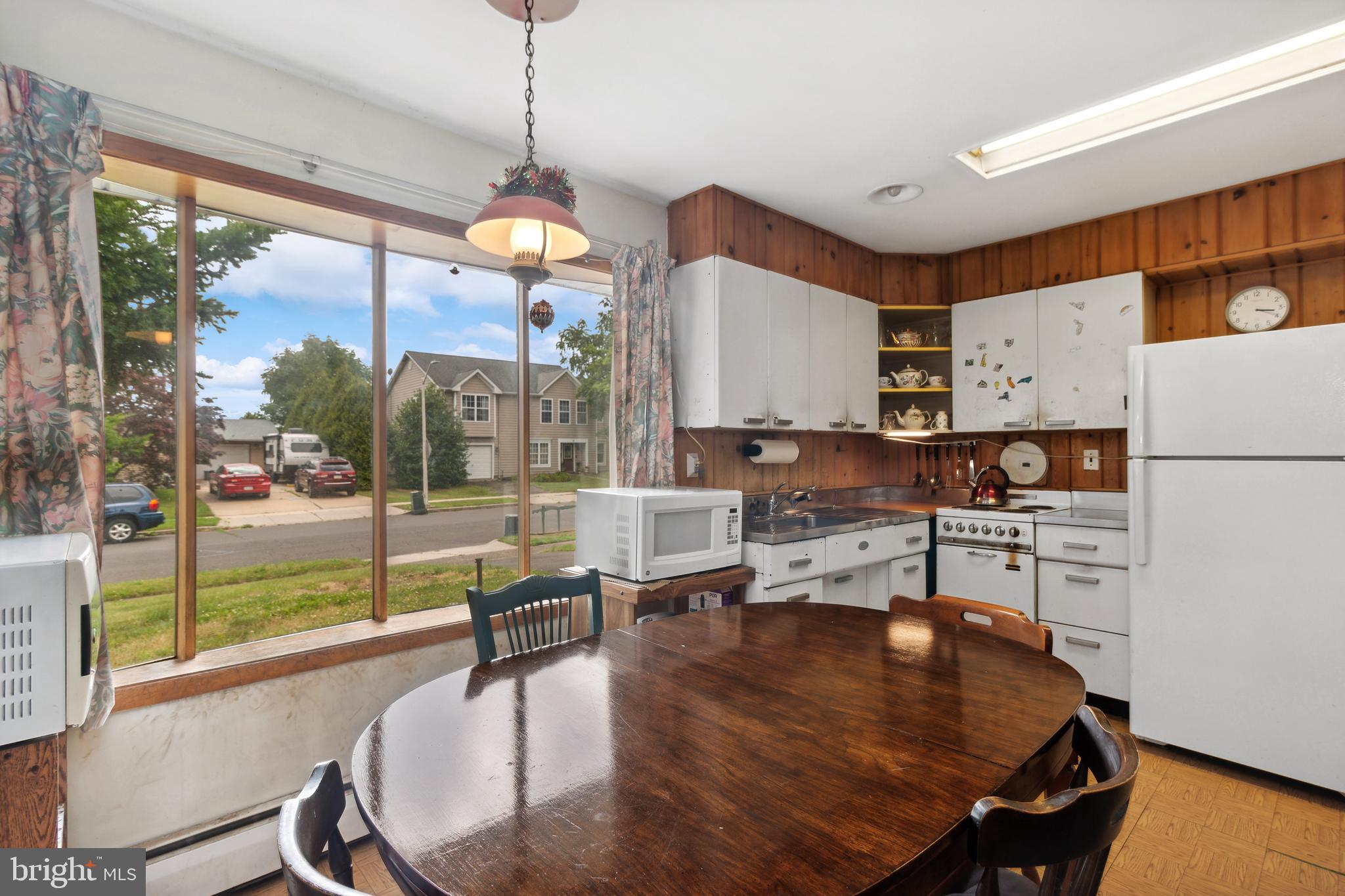 54 Lakeside Drive Levittown, PA 19054 - Photo 7 of 29 Kitchen and Dining