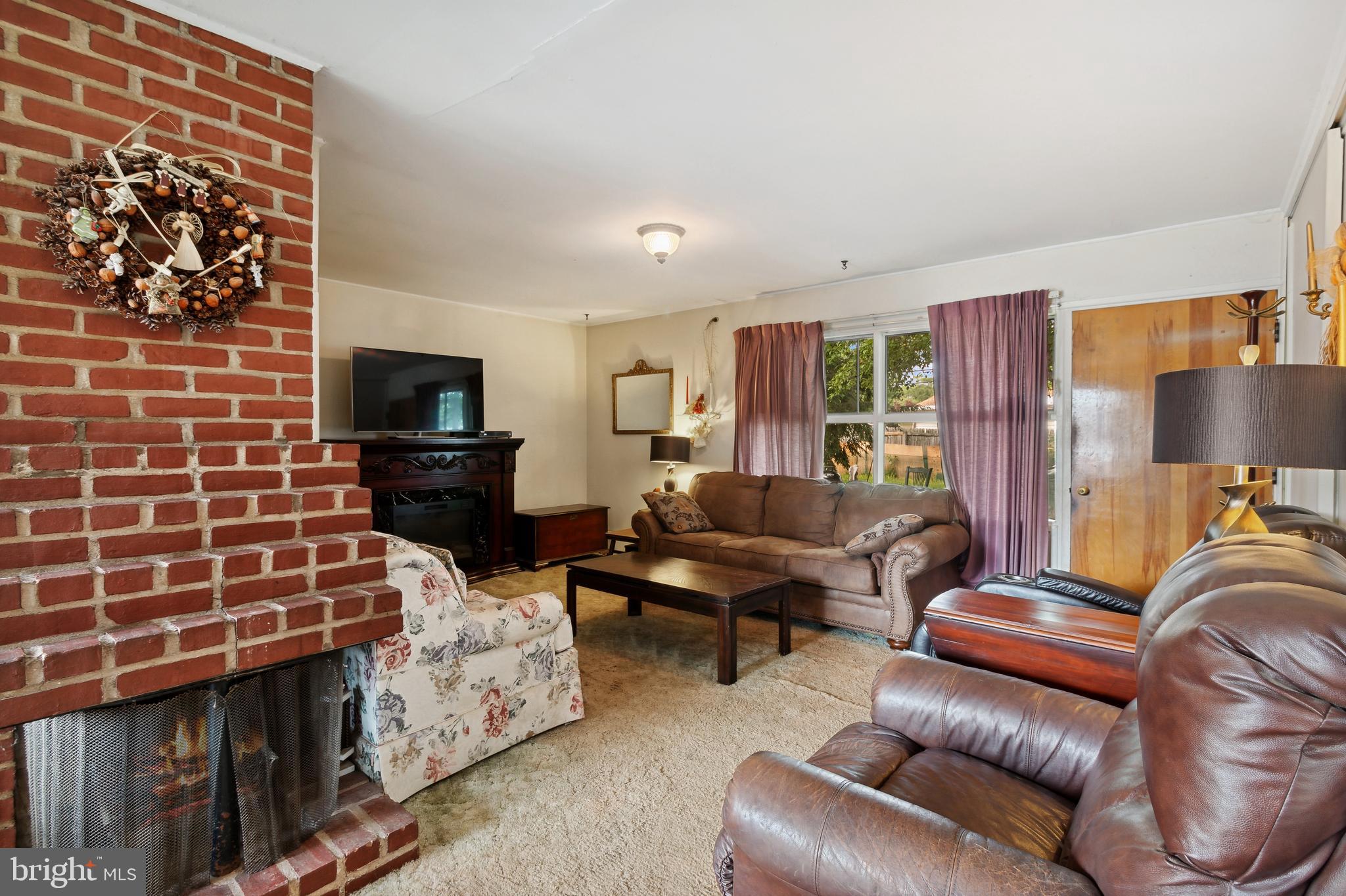 54 Lakeside Drive Levittown, PA 19054 - Photo 9 of 29 Living Room