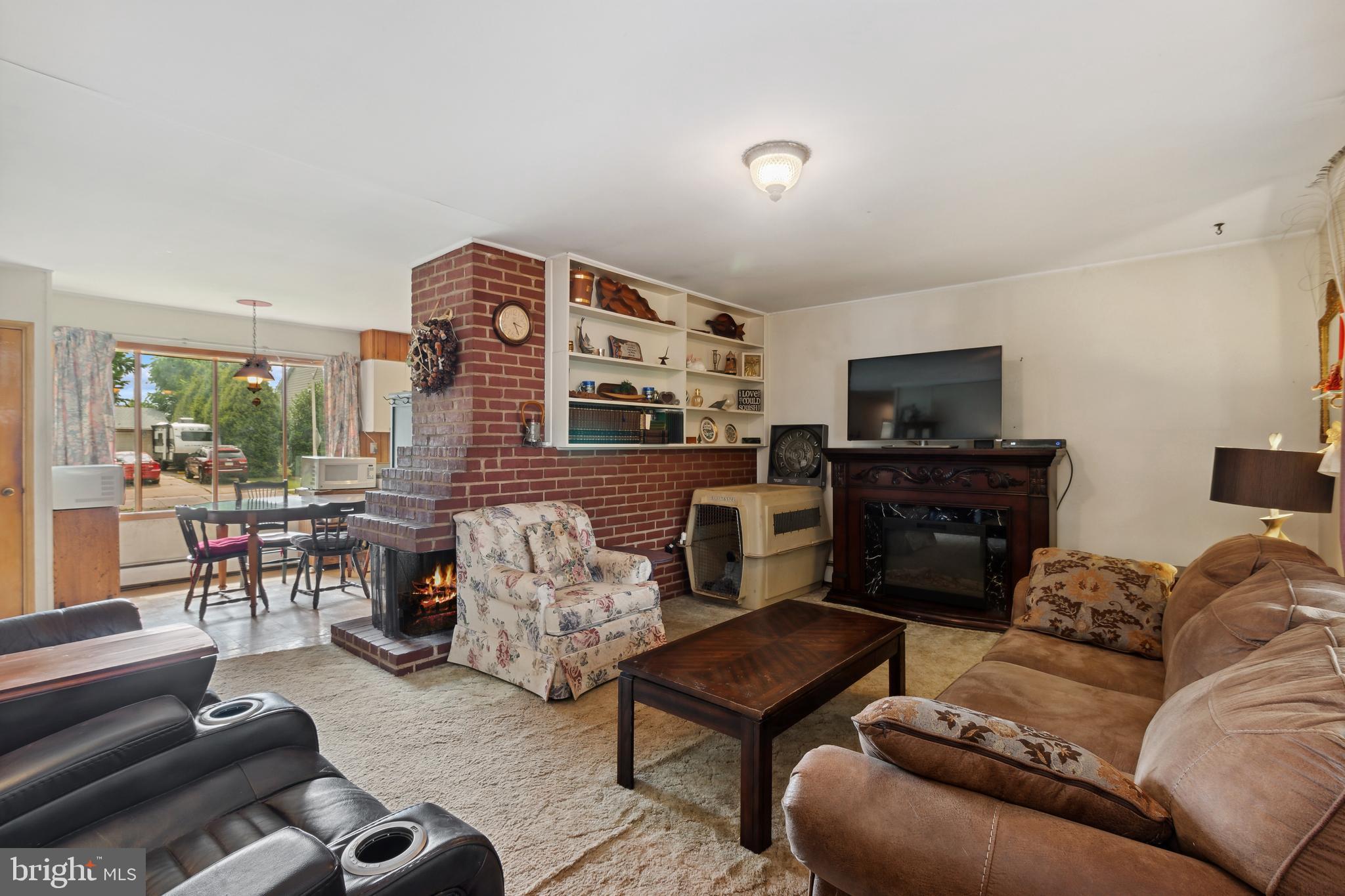 54 Lakeside Drive Levittown, PA 19054 - Photo 10 of 29 Living Room
