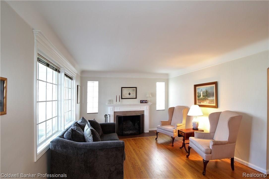 Living room with cove ceilings