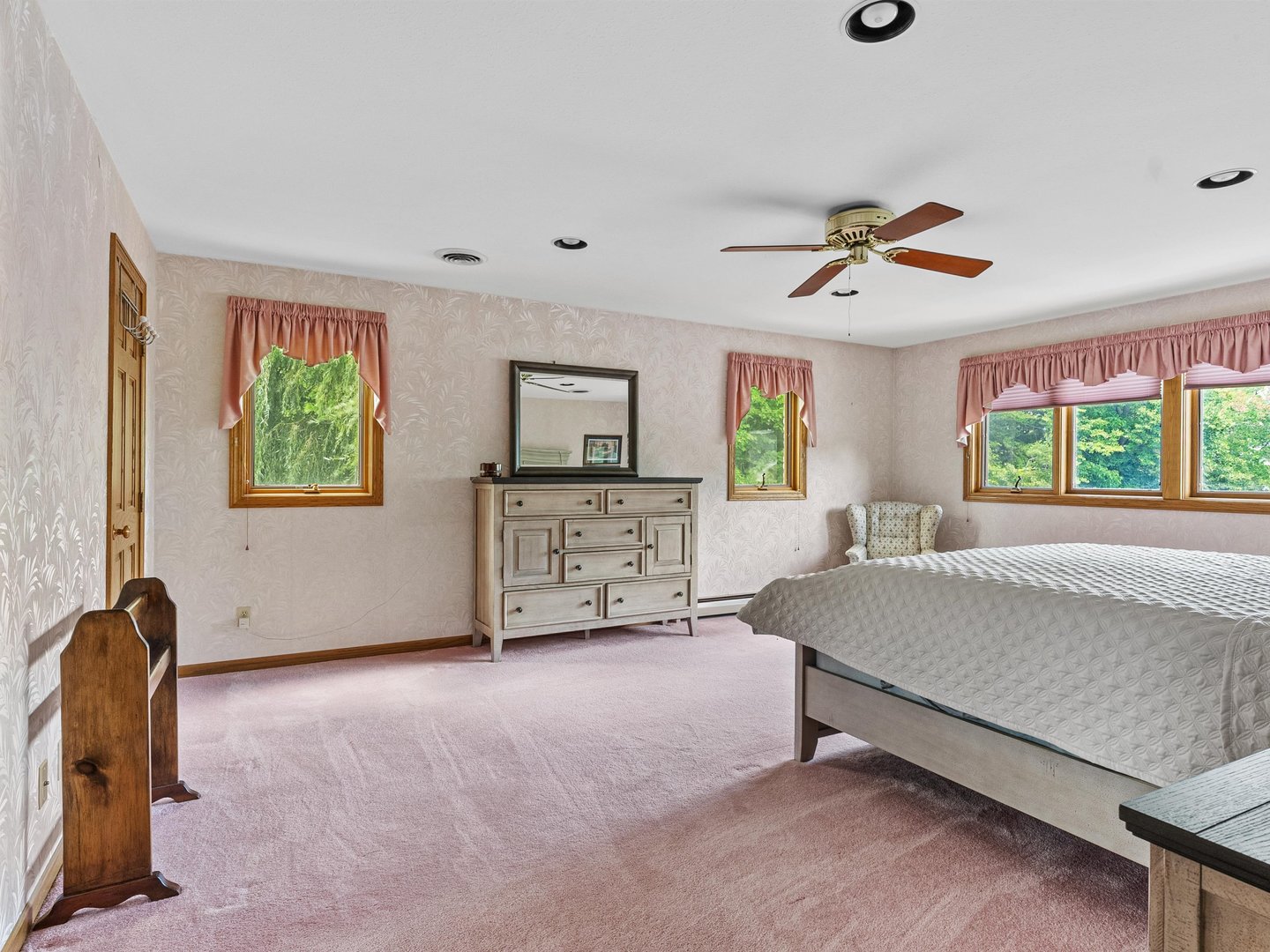 W6336 Circle Drive Crivitz, WI 54114 - Photo 17 of 52 a living room with furniture and a window