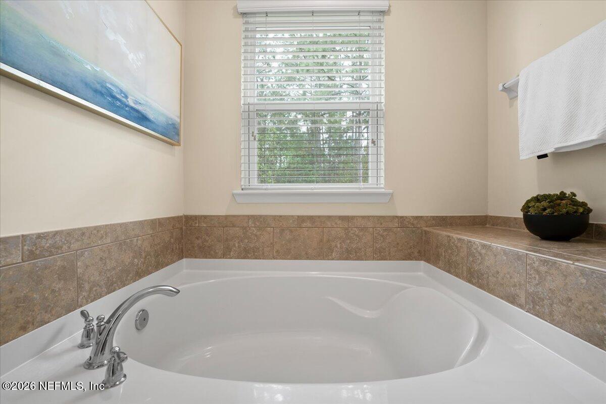 197 Paradas Place St. Augustine, FL 32092 - Photo 25 of 46 a bathroom with a bathtub