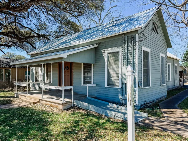 $295,000 | 1404 Fannin Street, Columbus, TX 78934