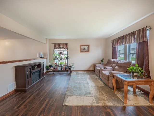 $319,900 | 1206 Kennedy Drive, Kirkland, IL 60146