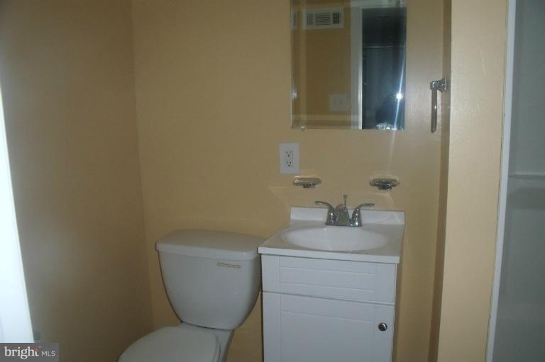5704 Maplehill Road Baltimore, MD 21239 - Photo 13 of 17 Bath