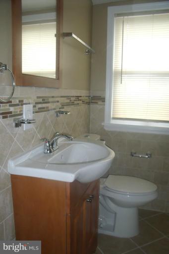 5704 Maplehill Road Baltimore, MD 21239 - Photo 9 of 17 Bath