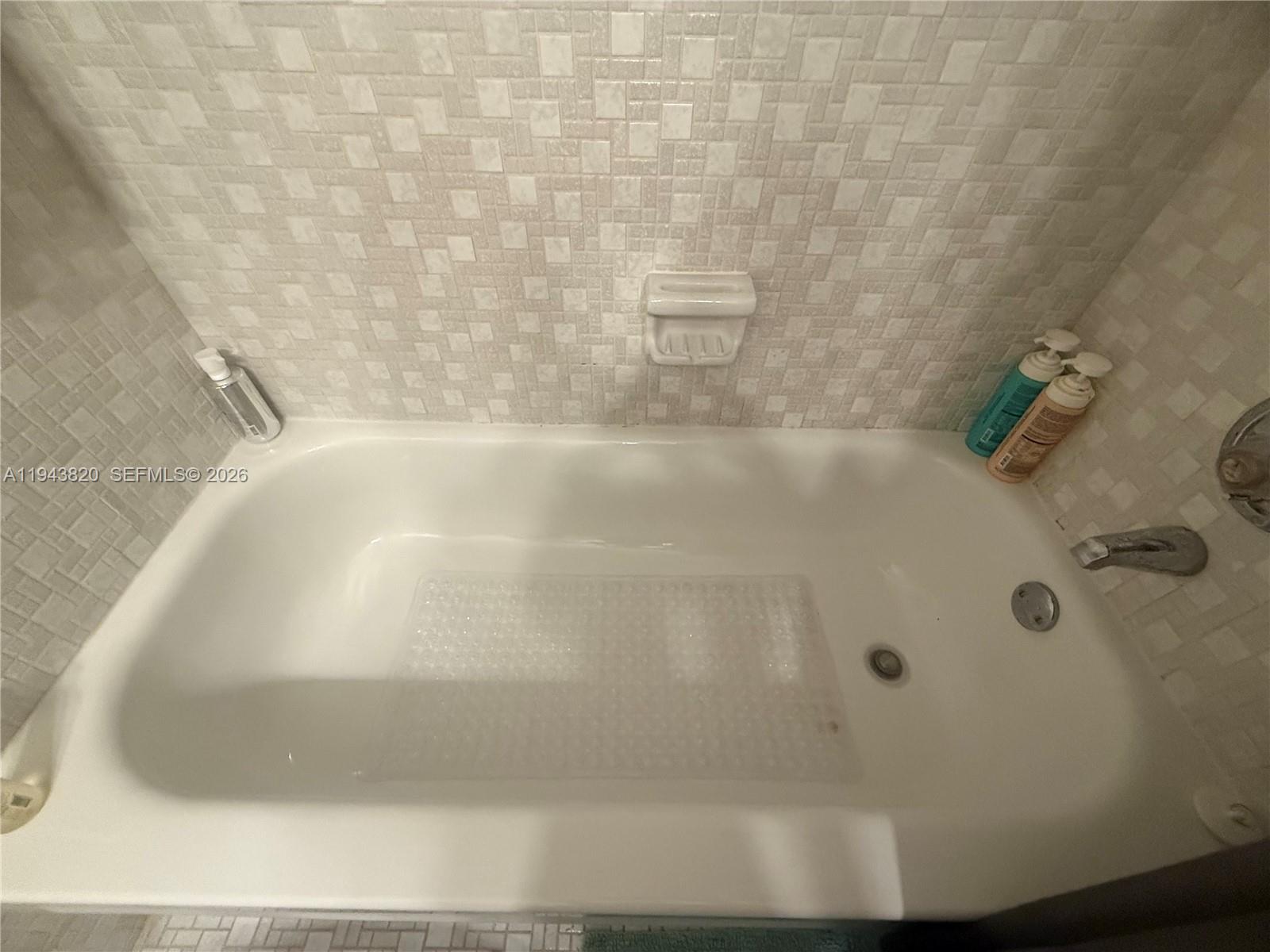 121 Gate Road, Unit 264 Hollywood, FL 33024 - Photo 14 of 32 Tub