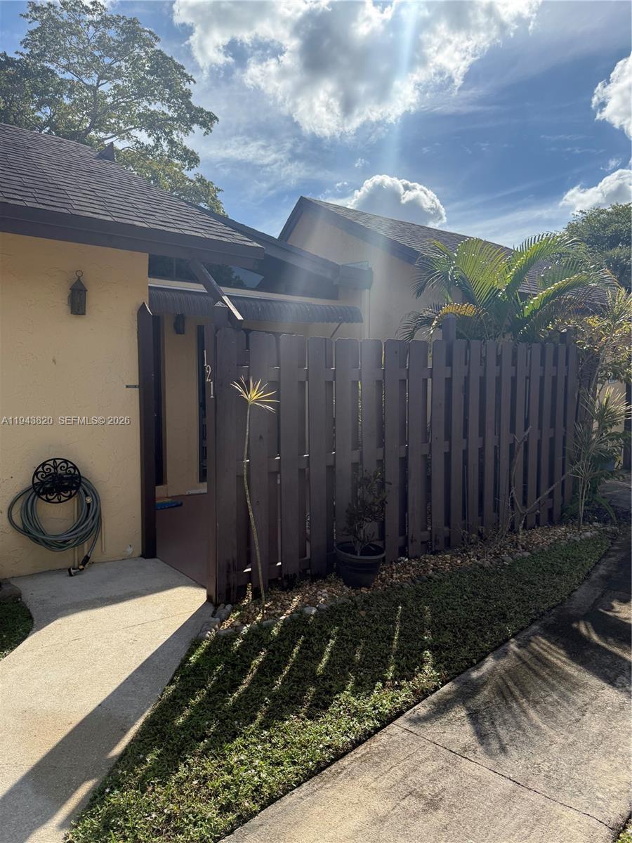 121 Gate Road, Unit 264 Hollywood, FL 33024 - Photo 2 of 32 Gallery Image 2