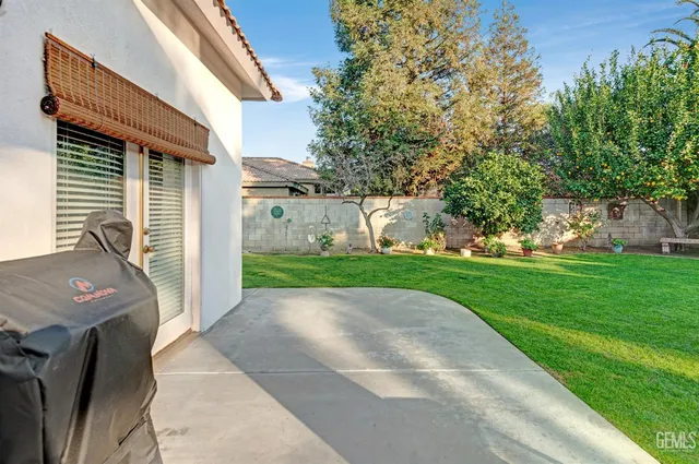 a view of a house with a back yard