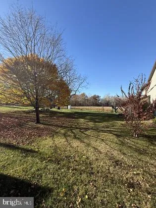 a view of a house with backyard