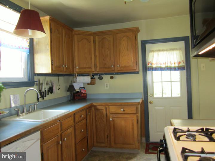 314 Edgemore Road Secane, PA 19018 - Photo 11 of 25 Kitchen