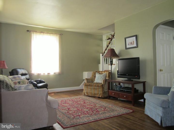 314 Edgemore Road Secane, PA 19018 - Photo 5 of 25 Living Room
