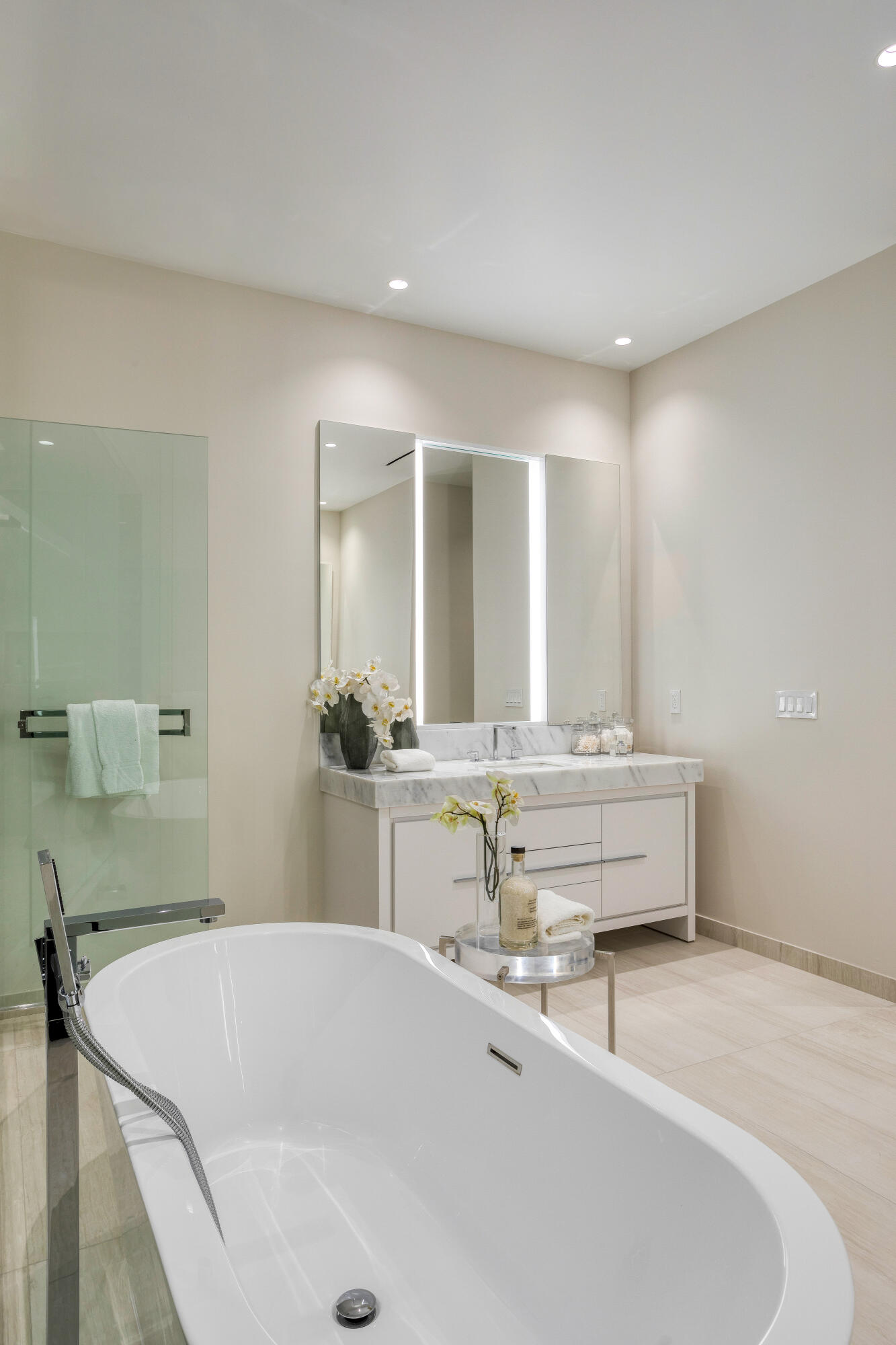 200 Southeast Mizner Boulevard, Unit PH18 Boca Raton, FL 33432 - Photo 37 of 49 a bathroom with a tub a sink and mirror