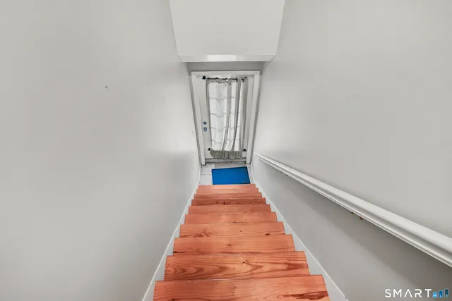 a view of a house with backyard