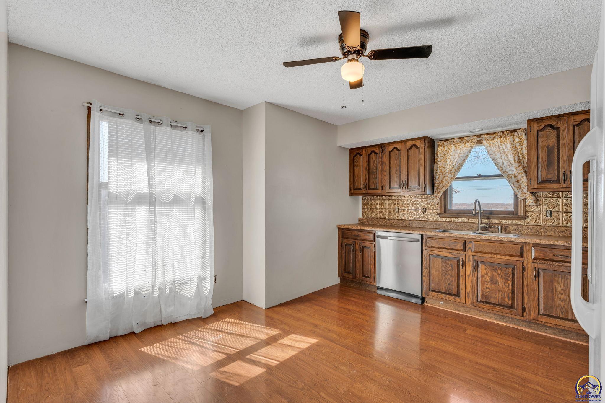 5328 Northwest Green Hills Road Topeka, KS 66618 - Photo 11 of 34