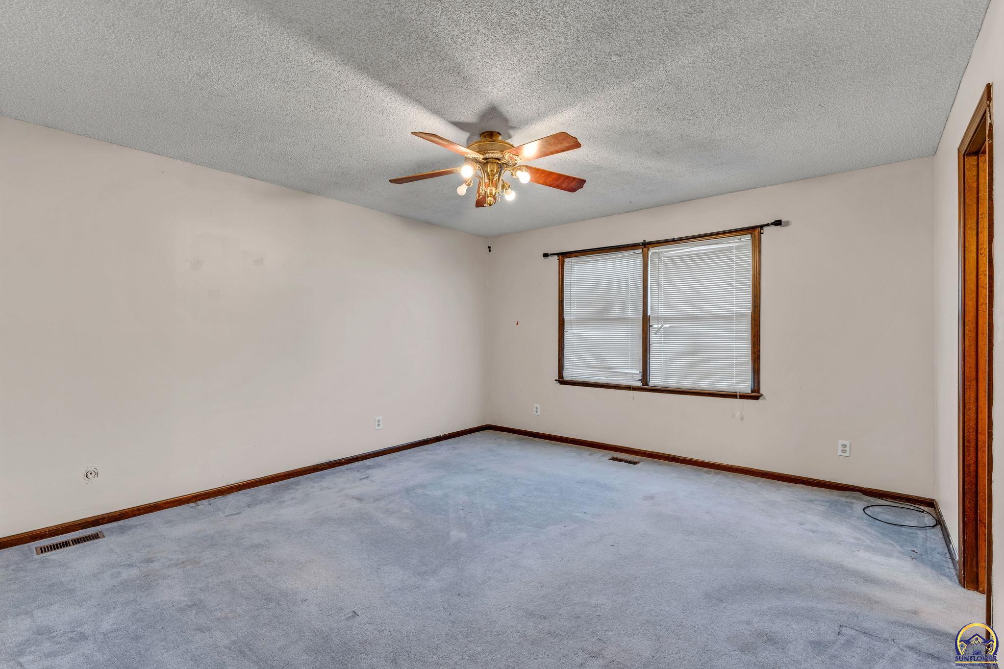 5328 Northwest Green Hills Road Topeka, KS 66618 - Photo 15 of 34