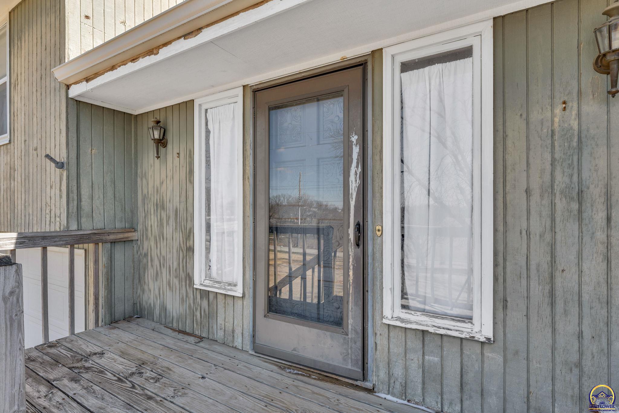 5328 Northwest Green Hills Road Topeka, KS 66618 - Photo 5 of 34