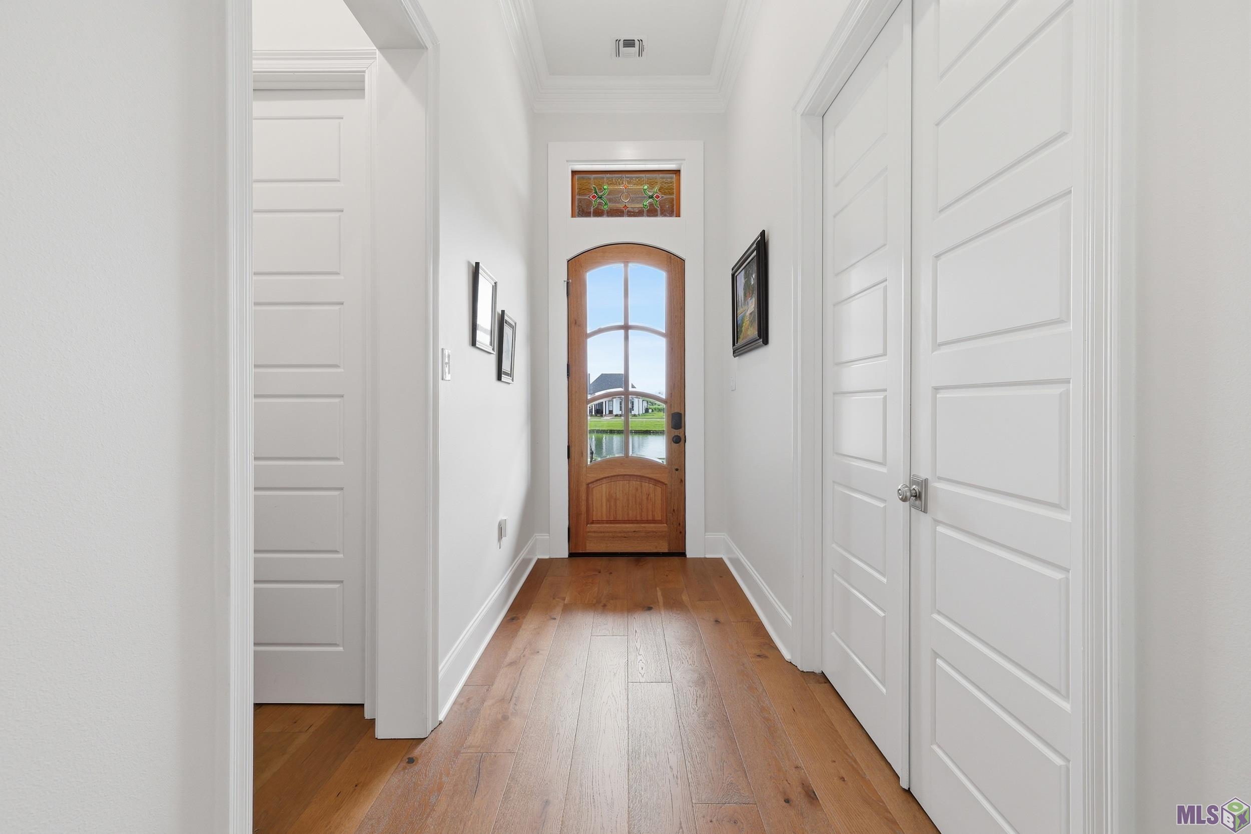 202 Rue Etienne Thibodaux, LA 70301 - Photo 3 of 31 Foyer with transom