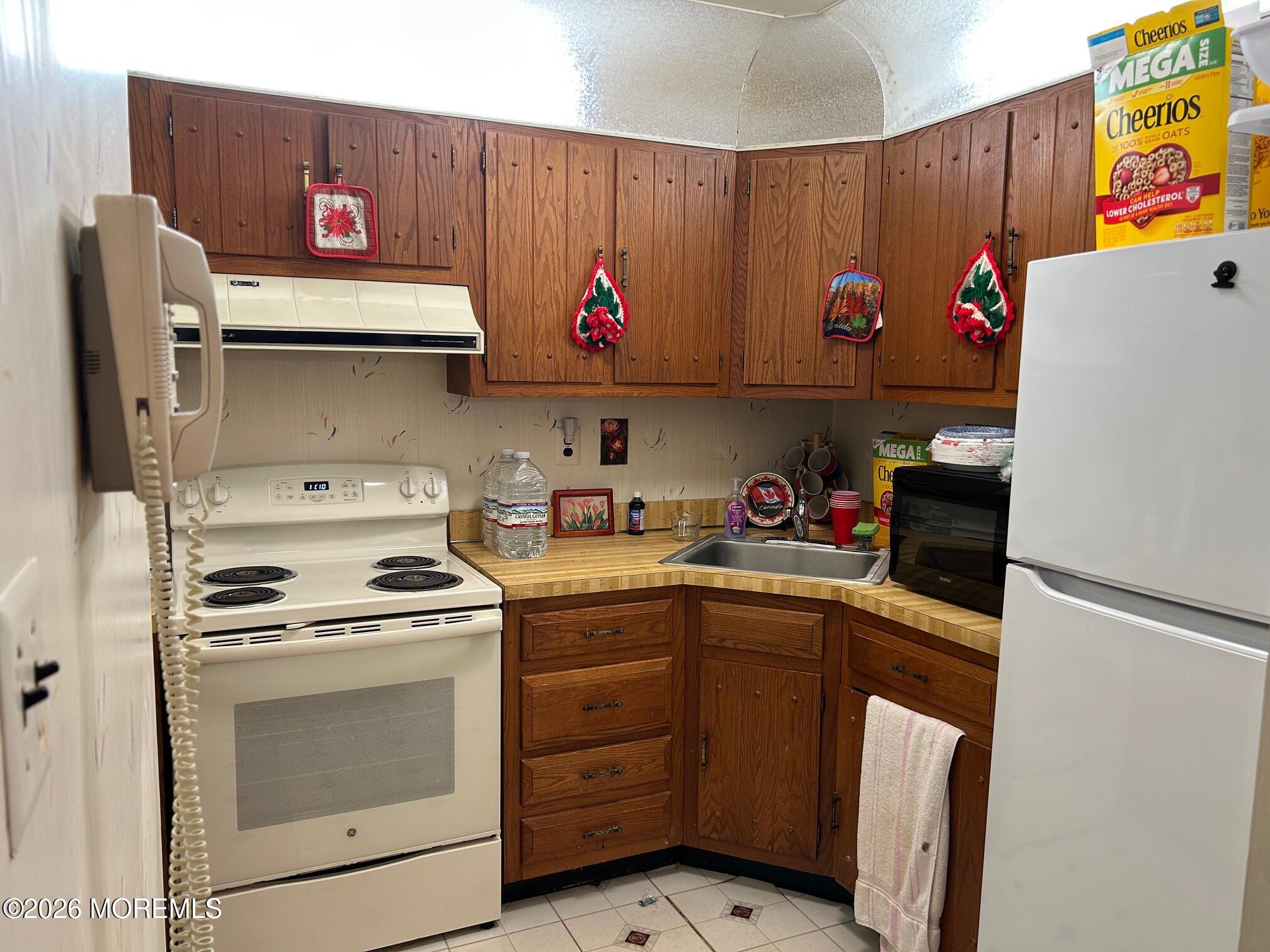 91 Arrowood Road, Unit D Manalapan, NJ 07726 - Photo 4 of 13 Kitchen