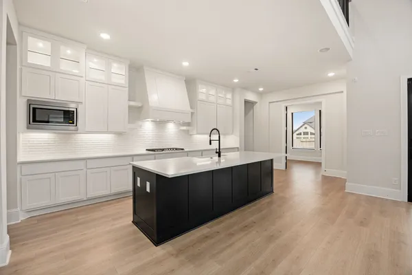 $639,000 | 734 Platinum Stone Lane, Pinehurst, TX 77362