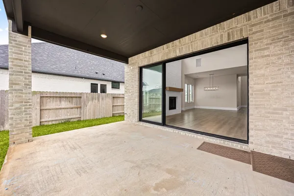 $639,000 | 734 Platinum Stone Lane, Pinehurst, TX 77362