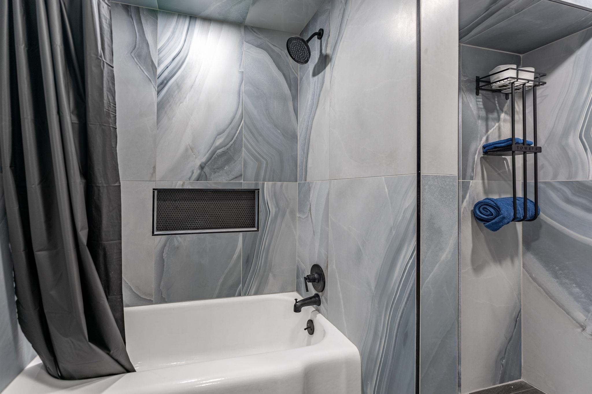 1924 North Alpine Road Rockford, IL 61107 - Photo 15 of 20 a bathroom with a shower