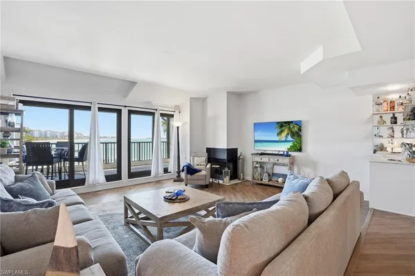 $619,900 | 309 La Peninsula Boulevard, Unit 309, Naples, FL 34113