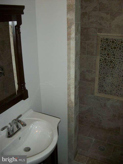1180 Newfield Road Baltimore, MD 21207 - Photo 14 of 16 Bath