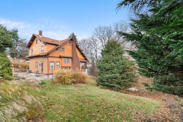 a view of a house with a yard