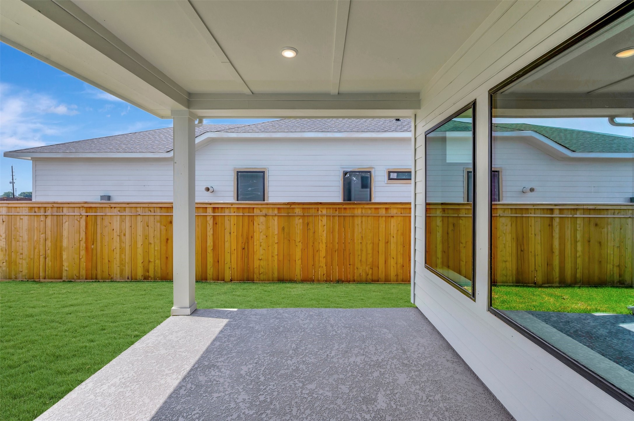 2718 Cottage Place Rosharon, TX 77583 - Photo 6 of 50 a view of a back yard with a house