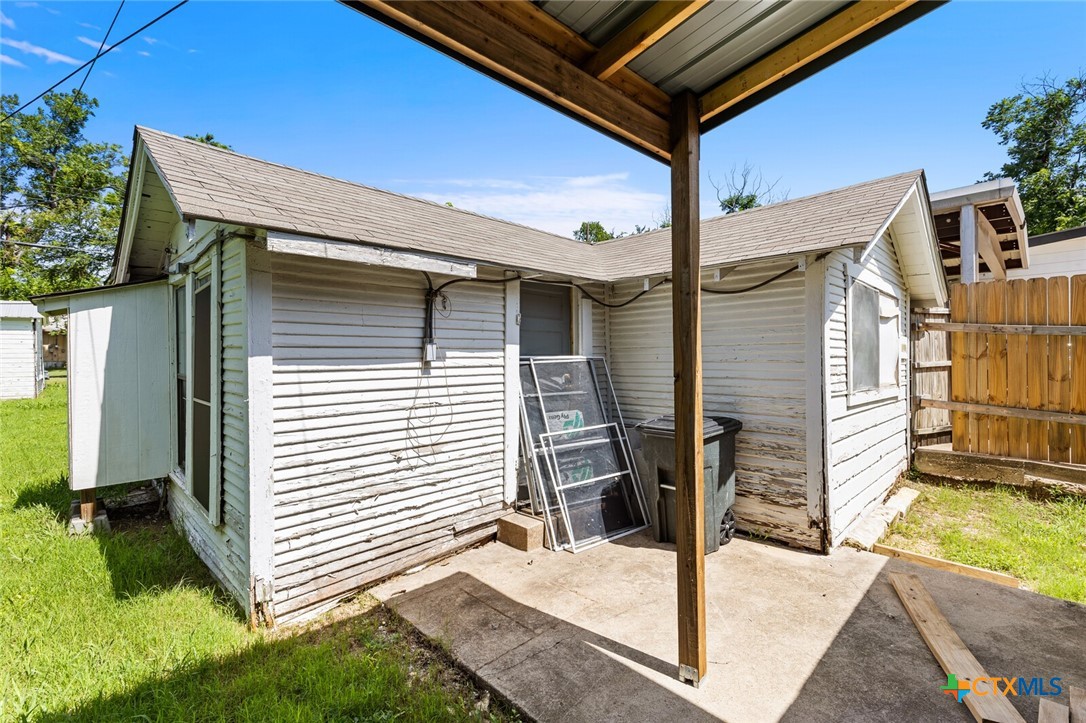 1020 South 23rd Street Temple, TX 76504 - Photo 31 of 38 a backyard of a house with seating space