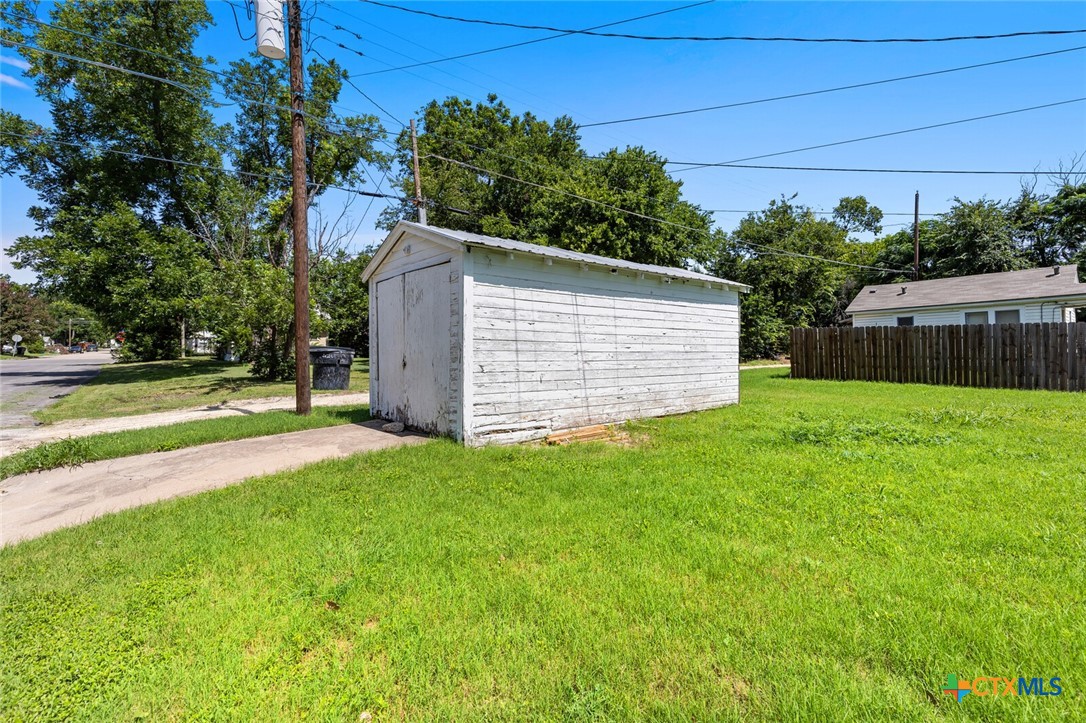 1020 South 23rd Street Temple, TX 76504 - Photo 33 of 38 a view of a house with backyard and tree