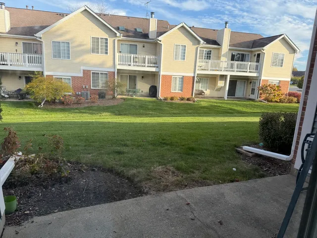 $2,190 | 311 Sheffield Court, Unit 1, Roselle, IL 60172