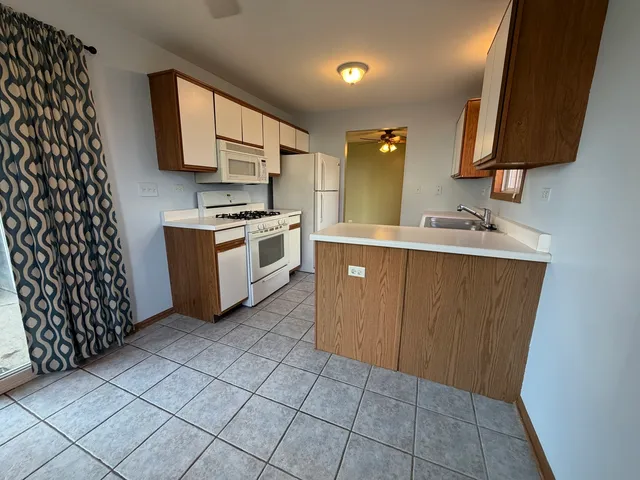 $2,190 | 311 Sheffield Court, Unit 1, Roselle, IL 60172