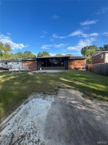 $2,300 | 2231 Rosegarden Drive, St. Louis, MO 63125