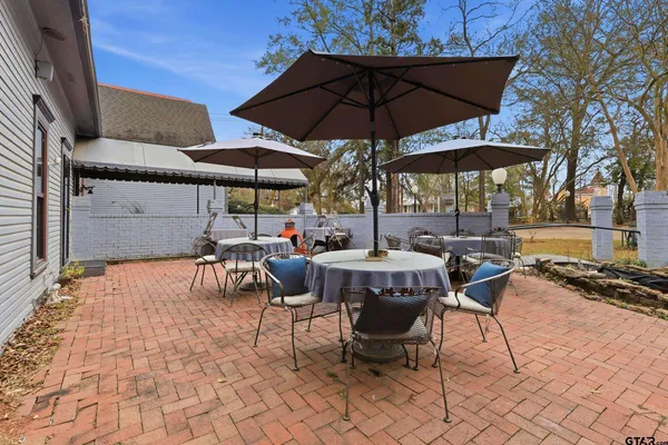 a view of a house with cars park