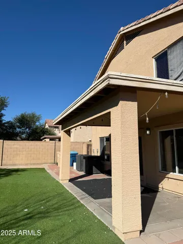 a view of backyard with a tub