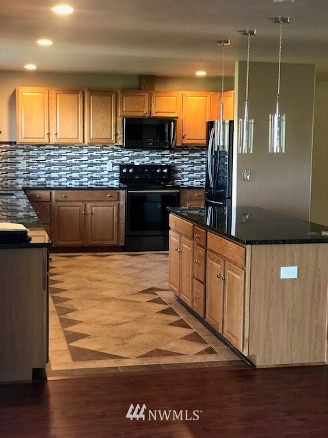 91 Hideaway Road Yakima, WA 98908 - Photo 11 of 25 a kitchen with stainless steel appliances granite countertop a stove a sink and a refrigerator
