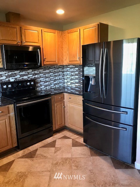 91 Hideaway Road Yakima, WA 98908 - Photo 14 of 25 a kitchen with stainless steel appliances and granite countertop