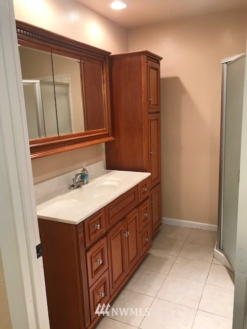 91 Hideaway Road Yakima, WA 98908 - Photo 23 of 25 a bathroom with a double vanity sink and mirror