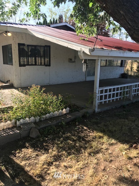 91 Hideaway Road Yakima, WA 98908 - Photo 4 of 25 a front view of a house