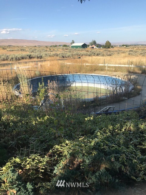 91 Hideaway Road Yakima, WA 98908 - Photo 9 of 25 a view of a lake from a yard