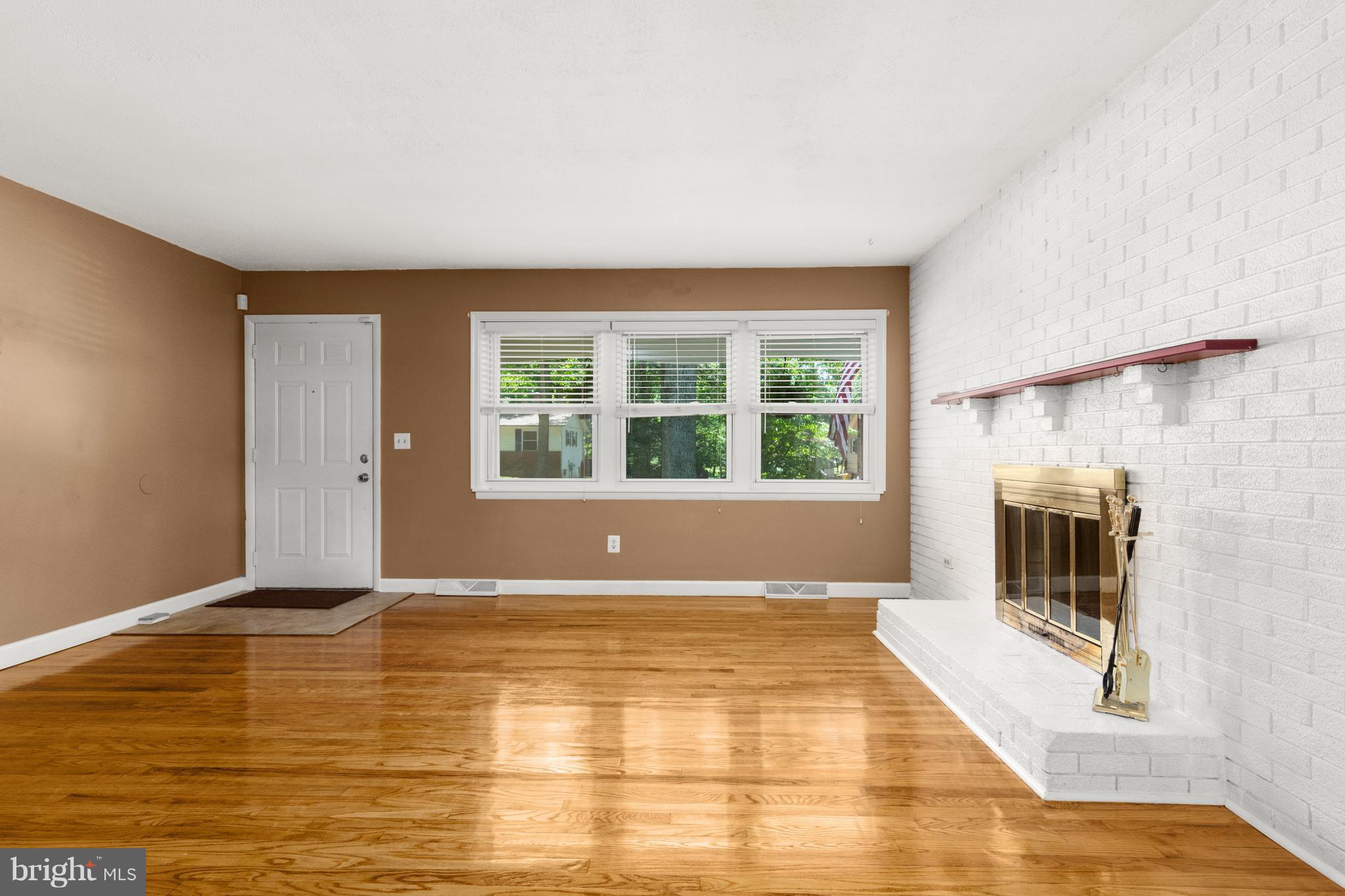1530 Manor View Road Davidsonville, MD 21035 - Photo 5 of 29 Living Room