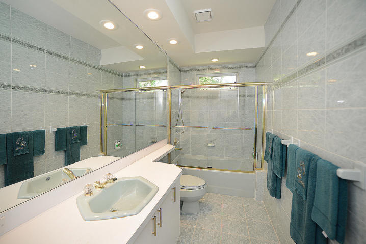 Undisclosed Address Boca Raton, FL 33496 - Photo 20 of 41 20.FullBathNorthWing