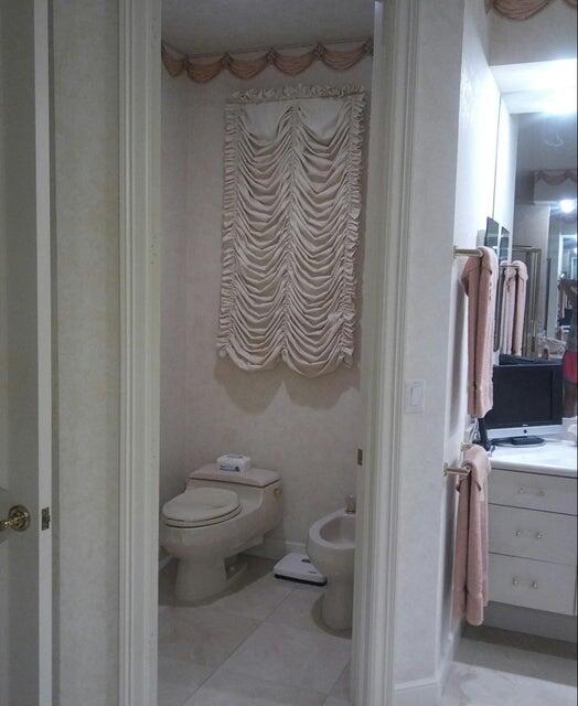 Undisclosed Address Boca Raton, FL 33496 - Photo 32 of 41 32.Bidet.Toilet